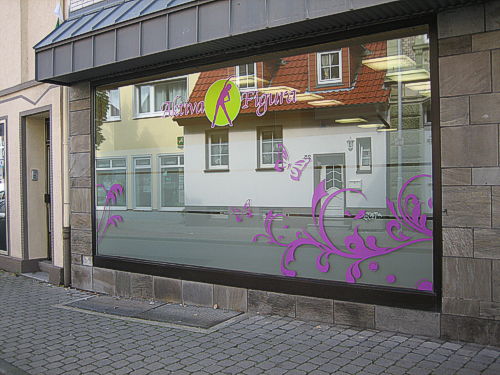 Schaufensterbeschriftung Werbung Schaufensterfolie Werbebeschriftung  Milchglasfolie Logo Glasdekorfolie Sichtschutzfolien Folien in Hessen -  Angelburg