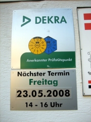 Schild im CD der Dekra